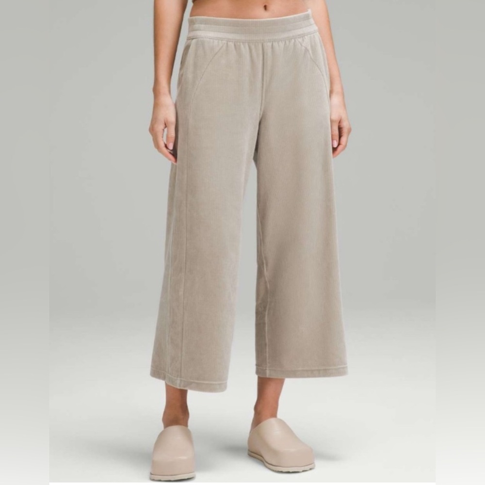 Lululemon Scuba Mid-Rise Velvet Crop